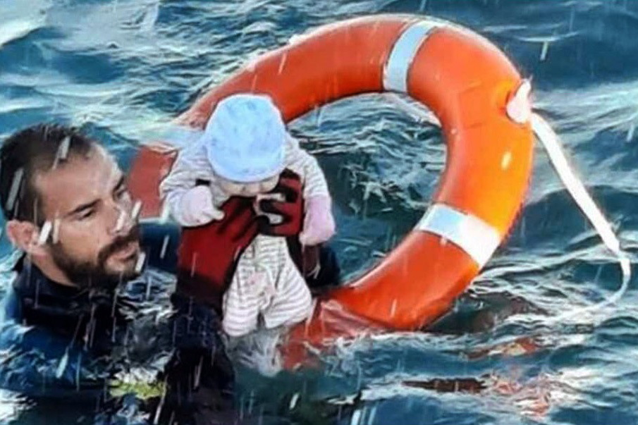 스페인 구조대가 18일(현지시간) 유럽행을 향해 북아프리카의 스페인령 세우타까지 바다를 헤엄쳐 건너던 가족들과 떨어져 표류하던 아기를 구조하고 있다. 세우타 EPA 연합뉴스