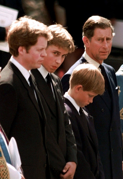 찰스(오른쪽부터) 영국 왕세자와 해리 왕자, 윌리엄 왕세손, 다이애나 왕세자빈의 남동생 얼 스펜서 백작이 지난 1997년 9월 6일(현지시간) 다이애나빈 장례식 도중 웨스트민스터 어베이로 고인의 관이 운구되는 것을 지켜보고 있다. AFP 자료사진 연합뉴스 