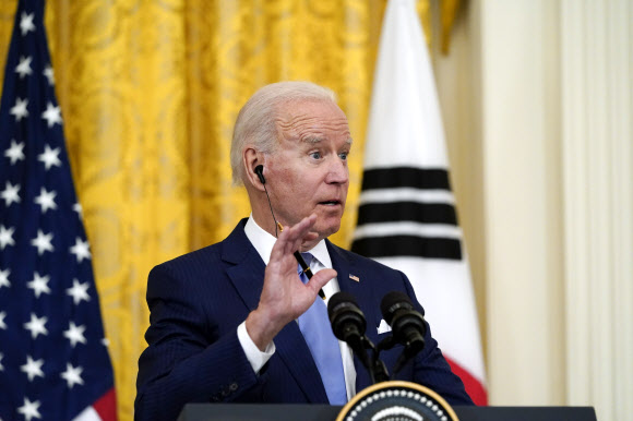 21일(현지시간) 한미 정상회담 직후 조 바이든 미국 대통령이 백악관에서 열린 공동 기자회견에서 답변을 하고 있다. AP