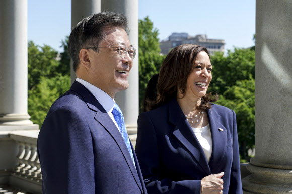 환담하는 문 대통령과 해리스 부통령