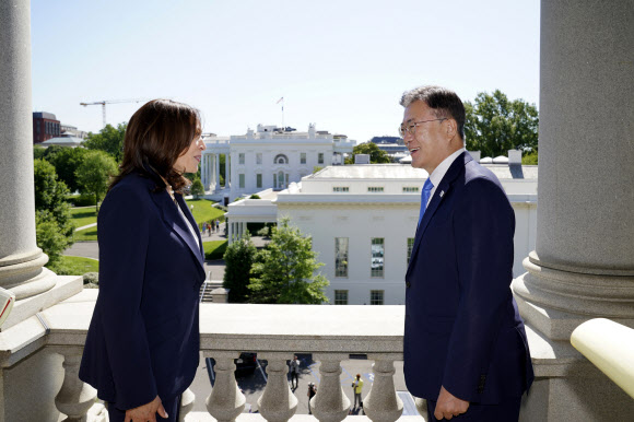 발코니에서 대화하는 문 대통령과 해리스 부통령