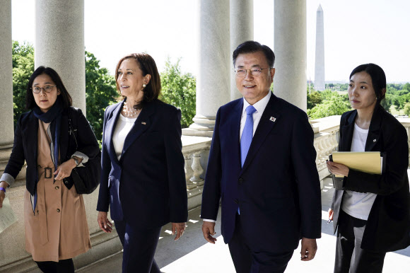 환담하는 문 대통령과 해리스 부통령