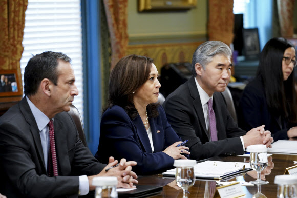 문 대통령 발언듣는 해리스 부통령