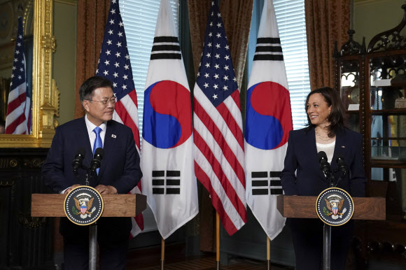 해리스 부통령 만난 문 대통령