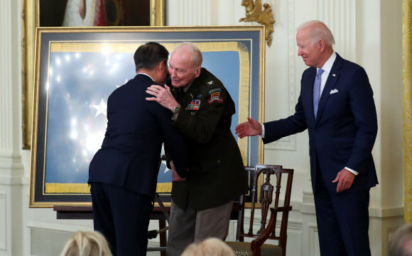 랠프 퍼켓 대령과 포옹하는 문재인 대통령