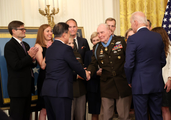 랠프 퍼켓 대령에게 축하 인사하는 문재인 대통령