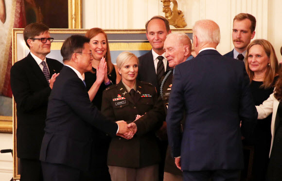 랠프 퍼켓 대령에게 축하 인사하는 문 대통령