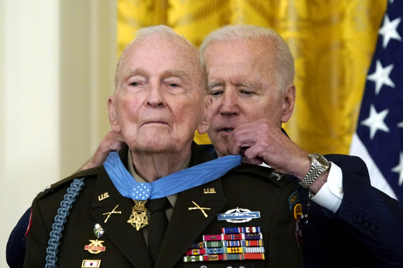 한국전 참전 미군 용사에 명예훈장 수여하는 바이든