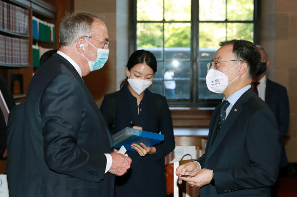 노바백스 CEO와 만난 문승욱 산업 장관