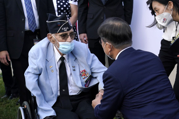 문재인 대통령이 21일(현지시간) 미국 워싱턴 한국전 참전기념비 공원에서 열린 한국전 전사자 추모의 벽 착공식에서 한국전 참전용사기념재단 명예회장인 은퇴한 윌리엄 웨버 대령과 대화를 나누고 있다. 2021.5.22 AP 연합뉴스