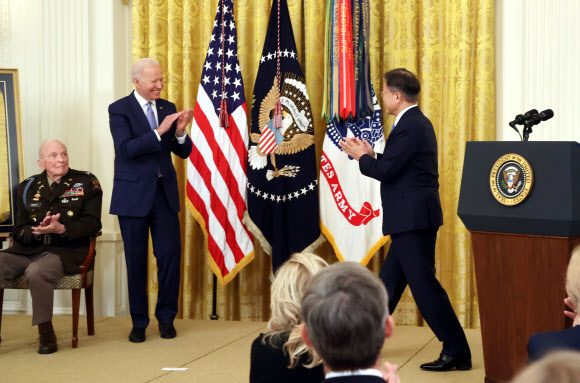 연설마치고 박수받는 문재인 대통령