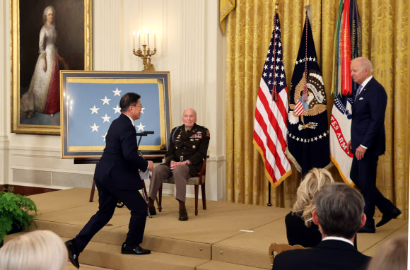 단상 향하는 문재인 대통령