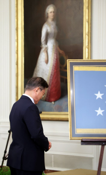 기도하는 문재인 대통령