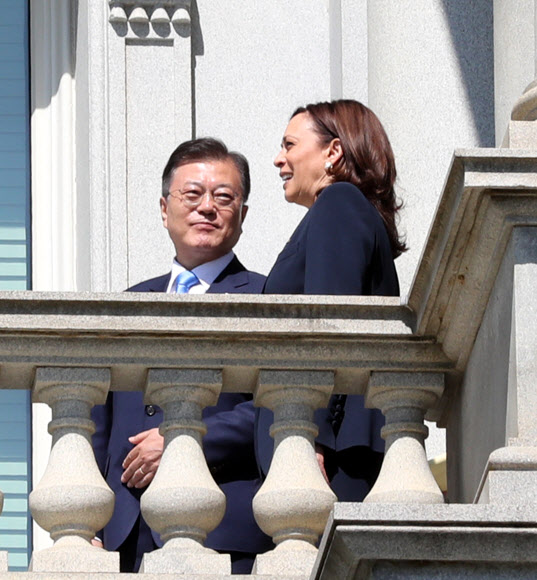 발코니에서 대화하는 문 대통령과 해리스 부통령