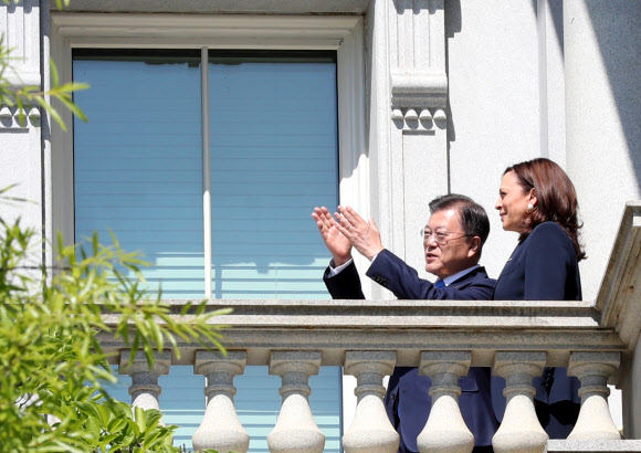 발코니에서 대화하는 문 대통령과 해리스 부통령