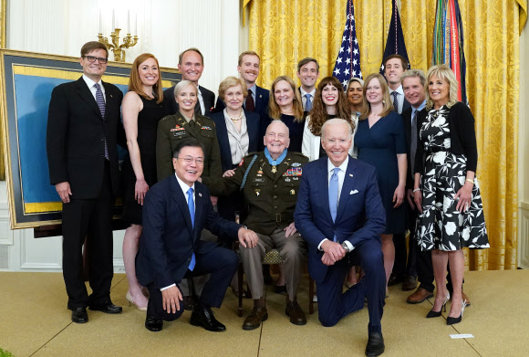 문 대통령, 훈장수여 가족과 기념촬영