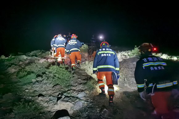 전날 시속 100㎞의 강풍이 몰아치는 악천후에도 중국 간쑤성 징타이현 바이인시 근처 황허스린공원에서 산악마라톤 대회를 강행하는 바람에 참가자 21명이 숨졌는데 23일 새벽 구조대원들이 실종자를 찾아 나서고 있다. 바이인 신화 연합뉴스 