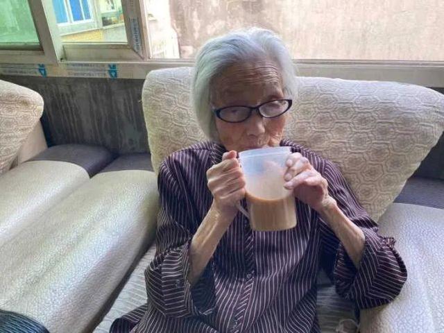 커피를 마시고 있는 중국의 106세 할머니