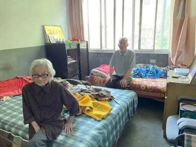 100년간 마신 커피믹스가 장수의 비결이라고 밝힌 중국의 106세 할머니(왼쪽) 