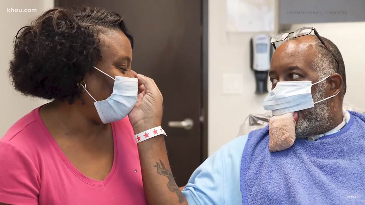 미국 텍사스주에 사는 앤서니 존슨은 지난해 7월 코로나19에 감염된 뒤 혀가 부풀어오르는 ‘대설증’을 겪고 치료를 받았다.  KHOU 11 유튜브 캡처