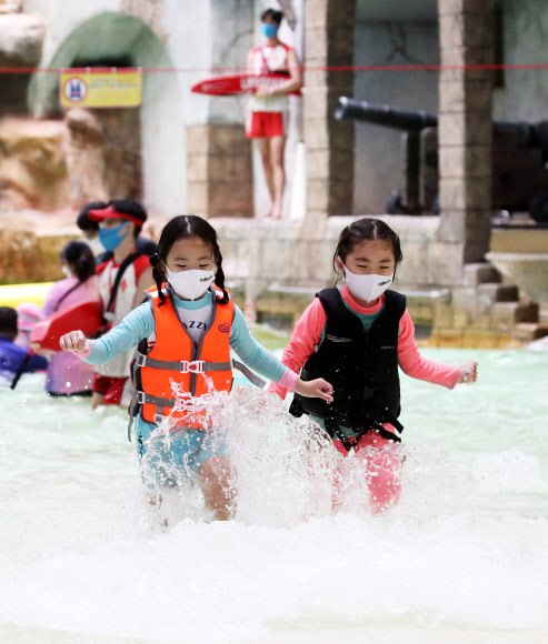 방수 마스크 착용하고 물놀이