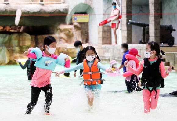 방수 마스크 착용한 어린이들