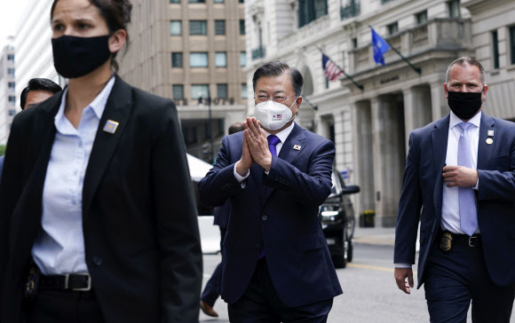 교민들에게 감사 인사하는 문 대통령