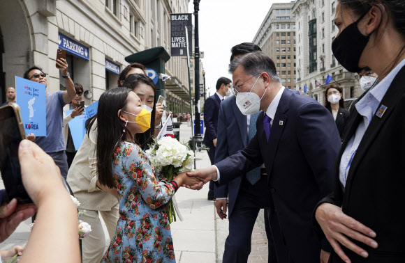 교민들과 인사하는 문 대통령