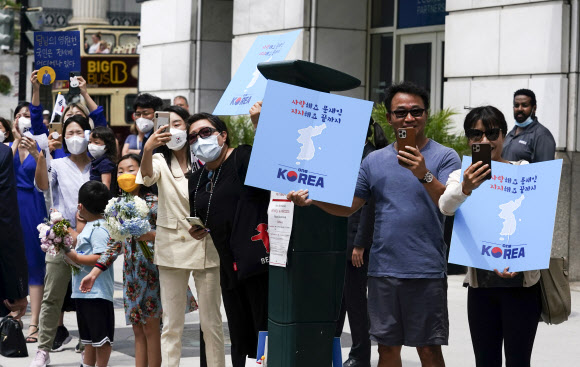 문 대통령에게 환호하는 교민들