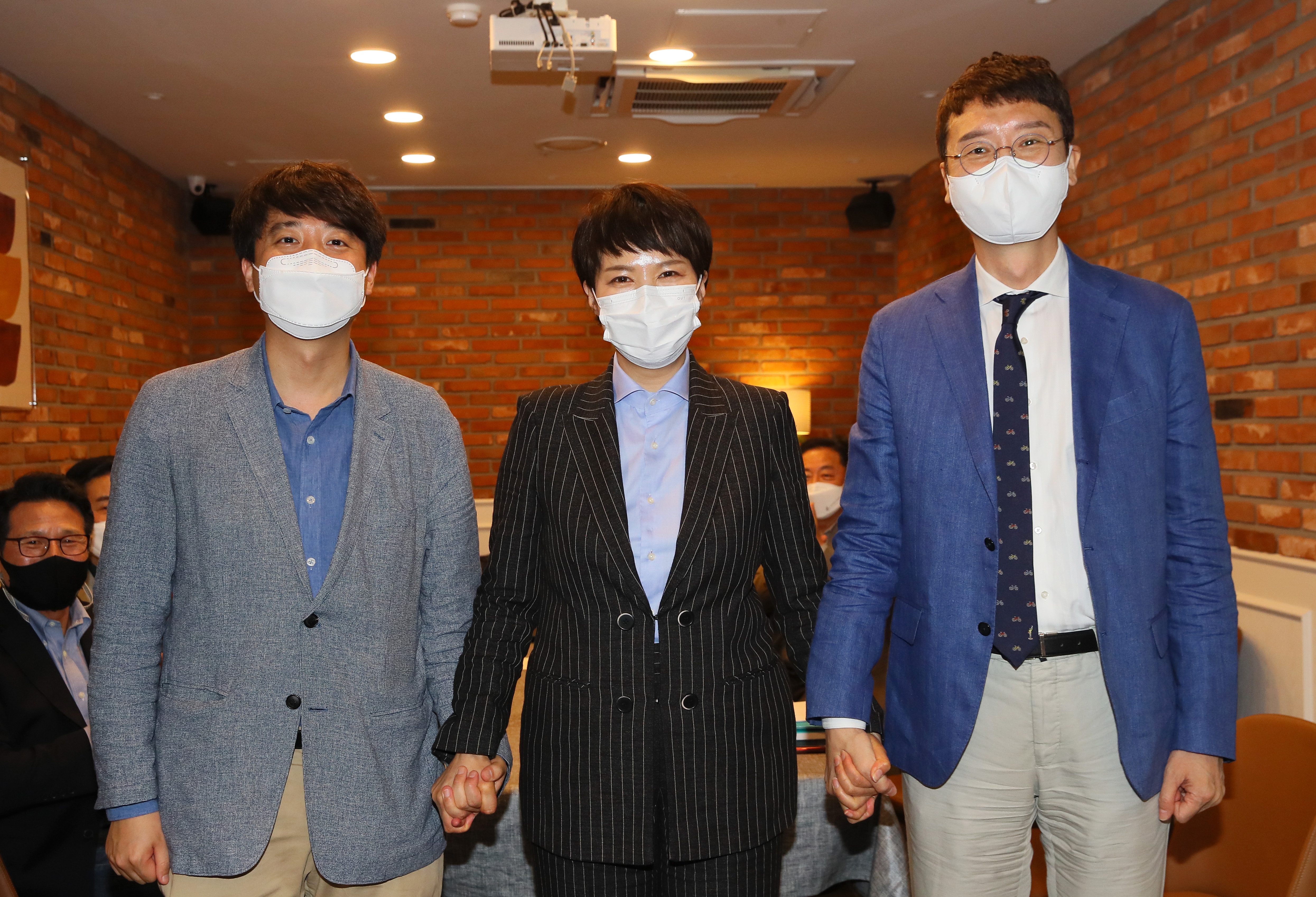 김웅?김은혜?이준석, 국민의힘 신인 당대표 출마자 토론회  국민의힘 당 대표에 도전하는 김웅(오른쪽 부터), 김은혜 초선 의원과 이준석 전 최고위원이 22일 서울 여의도 정치카페 ‘하우스’에서 열린 신인 당대표 출마자 초청 토론회에서 손을 맞잡고 기념촬영하고 있다.  2021.5.22 연합뉴스