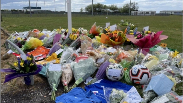 12일(현지시간) 영국 블랙풀에 위치한 한 축구장에 전날 축구를 배우다 벼락을 맞아 숨진 9세 어린이 조던 뱅크스를 위로하기 위해 사람들이 가져온 꽃다발과 축구공 들이 놓여있는 모습. BBC