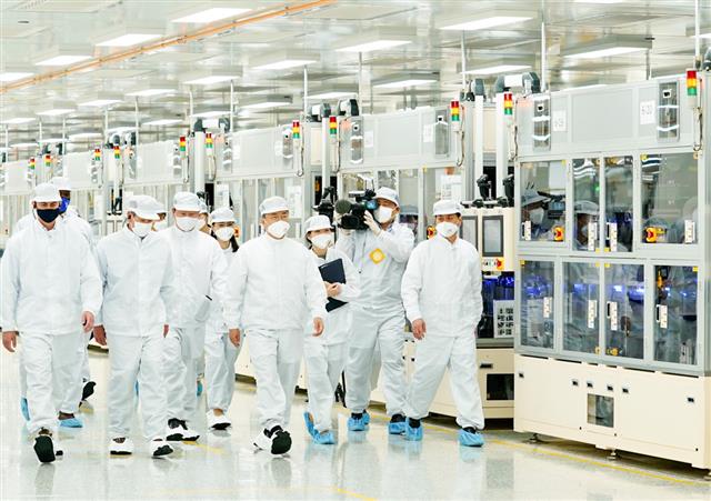 문 대통령, 美 SK 전기차 배터리 공장 방문