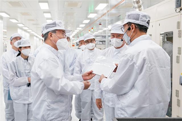 SK 전기차 배터리공장 방문한 문 대통령