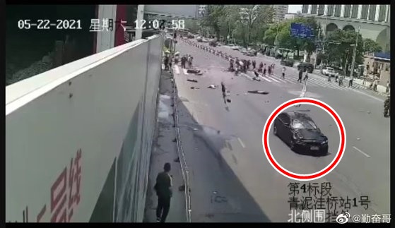 지난 22일 중국 다롄시에서 발생한 교통사고 발생 현장이 담긴 CCTV 영상. 웨이보 캡처