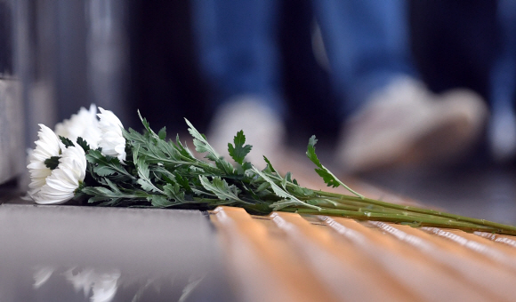 공공운수노조·서울교통공사노조가 김군참사 5주기 추모주간을 선포한 24일 서울 구의역에 김군을 추모하는 꽃이 놓여 있다. 2021.5.24 박지환기자 popocar@seoul.co.kr