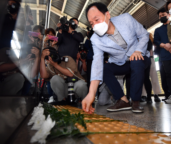 공공운수노조·서울교통공사노조 등 참석자들이 24일 오전 서울 지하철2호선 구의역 승강장에서 열린 구의역 김군참사 5주기 추모 및 생명안전주간 선포 기자회견에서 헌화를 하고 있다. 비정규직 정비 직원이었던 김모군은 지난 2016년 5월28일 구의역 스크린도어 오작동 신고를 받고 홀로 점검에 나섰다가, 승강장으로 진입하던 열차와 스크린도어 사이에 끼어 목숨을 잃었다.2021.5.24 박지환기자 popocar@seoul.co.kr