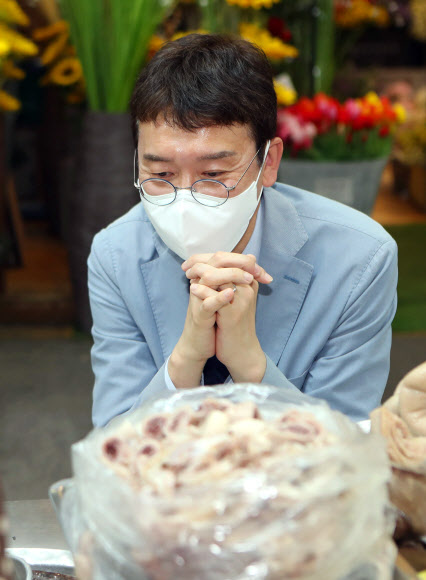 서문시장 상인과 얘기하는 김웅 의원