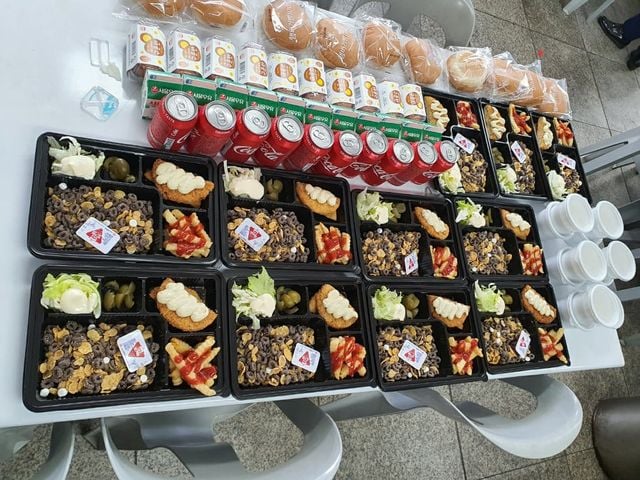 페이스북 페이지 ‘육군 대신 전해드립니다’가 공개한 해병대 모 부대의 모범급식 사례.