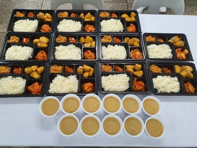 페이스북 페이지 ‘육군 대신 전해드립니다’가 공개한 해병대 모 부대의 모범급식 사례.