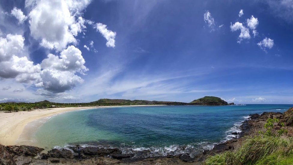 이렇게 아름다웠던 인도네시아 발리 섬의 맞은 편 롬복 섬의 남쪽 만달카리 해변에는 현재 상반기 완공을 목표로 모터사이클 그랑프리 레이스 서킷이 한창 건설 중이어서 많은 이들의 우려를 자아내고 있다. 게티이미지 자료사진·영국 BBC 홈페이지 캡처 