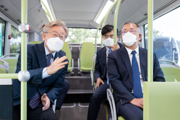 수소버스 함께 탄 이재명-정의선