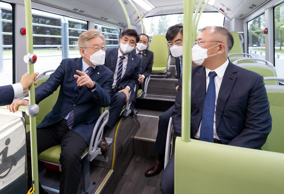 수소 버스 탑승한 이재명 경기도지사