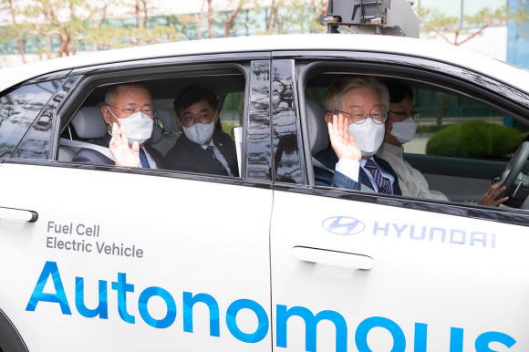 자율주행차 탑승한 이재명-정의선