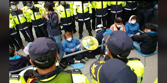 25일 오전 사드 반대 측이 사드 기지로의 차량통행을 막기 위해 격자형 철구조물에 들어가 길을 막고 있다. 사드 철회 소성리종합상황실 제공  