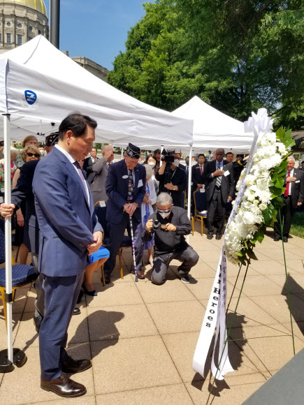 묵념하는 최태원 회장