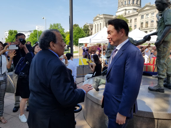 앤드류 영과 인사하는 최태원 SK 회장