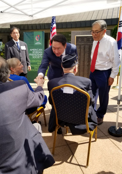 한국전 참전 기념비 헌화식 참석한 최태원