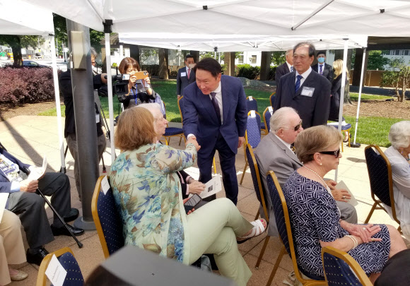 한국전 참전 기념비 헌화식 참석한 최태원