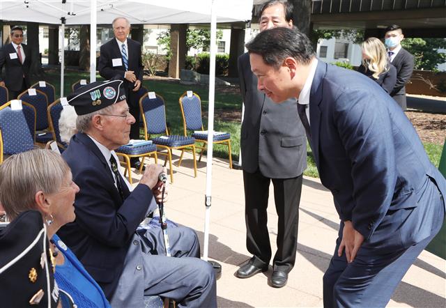6.25 참전용사에게 경의 표하는 최태원 회장