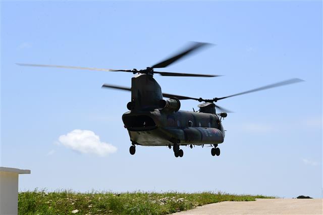 백신 싣고 연평도 도착한 헬기